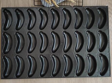 Newly designed banana shaped industrial custom baking tray 40*60cm